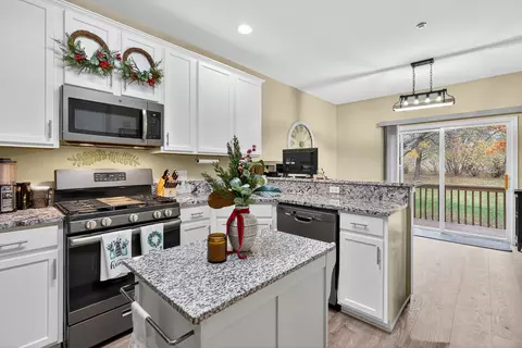 Kitchen - 6034 Delaney Dr, Hoffman Estates, IL 60192 photo 1 of 3