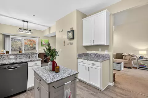 Kitchen - 6034 Delaney Dr, Hoffman Estates, IL 60192 photo 2 of 3