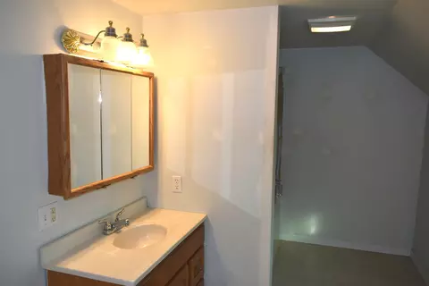 Bath - 208 Washington St, Dana, IL 61321 photo 1 of 3