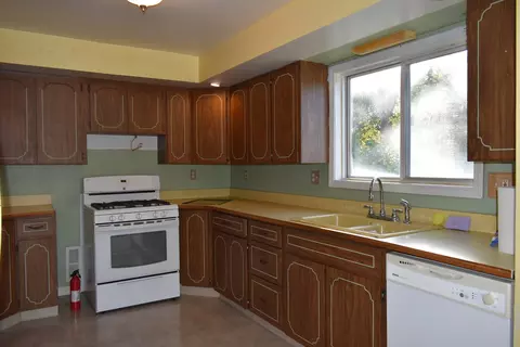 Kitchen - 208 Washington St, Dana, IL 61321 photo 3 of 4