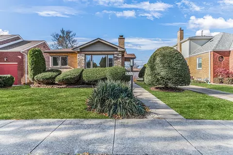 9716 S Harding Ave, Evergreen Park, IL 60805