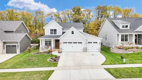 1311 Ravenwood Dr, Mahomet, IL 61853