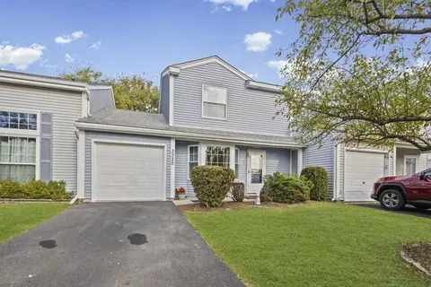 3320 Greenwich Ln, Island Lake, IL 60042