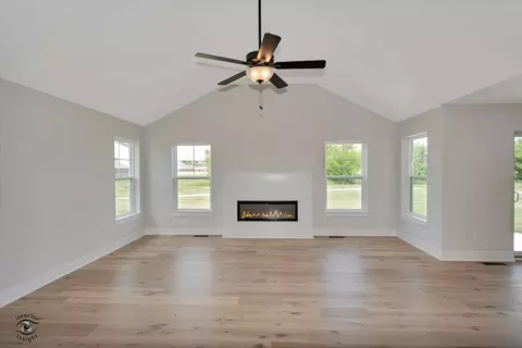 Living - 993 Spring St, Manteno, IL 60950 photo 2 of 3