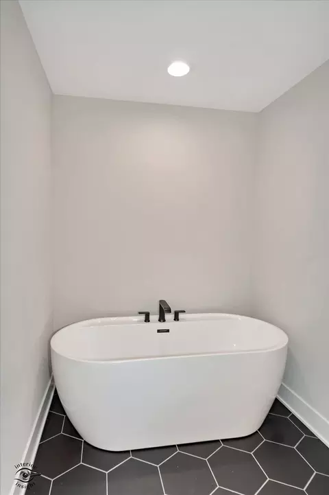 Bath - 993 Spring St, Manteno, IL 60950 photo 3 of 5