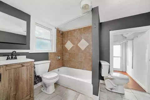 Bath - 353 Wilcox Ave, Elgin, IL 60123 photo 2 of 2