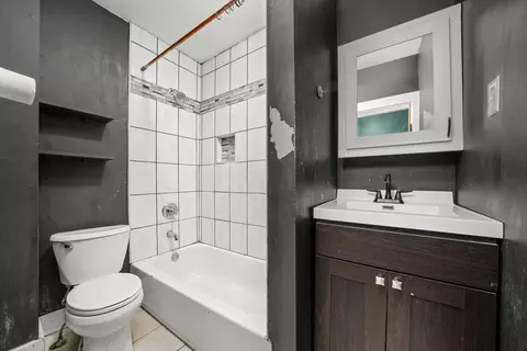 Bath - 353 Wilcox Ave, Elgin, IL 60123 photo 1 of 2