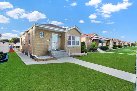 8232 S Sacramento Ave, Chicago, IL 60652