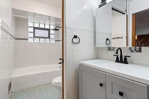 Bath - 852 E 88th Pl, Chicago, IL 60619 photo 1 of 2