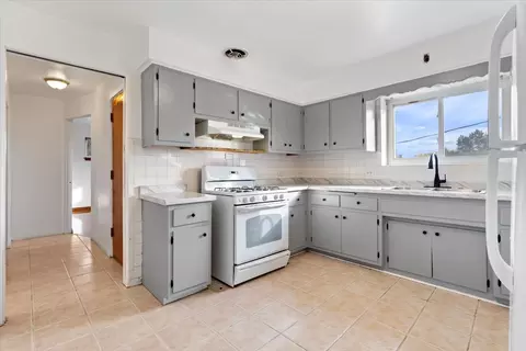 Kitchen - 852 E 88th Pl, Chicago, IL 60619 photo 5 of 5