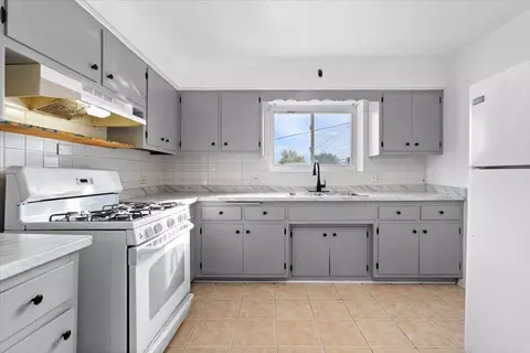 Kitchen - 852 E 88th Pl, Chicago, IL 60619 photo 3 of 5