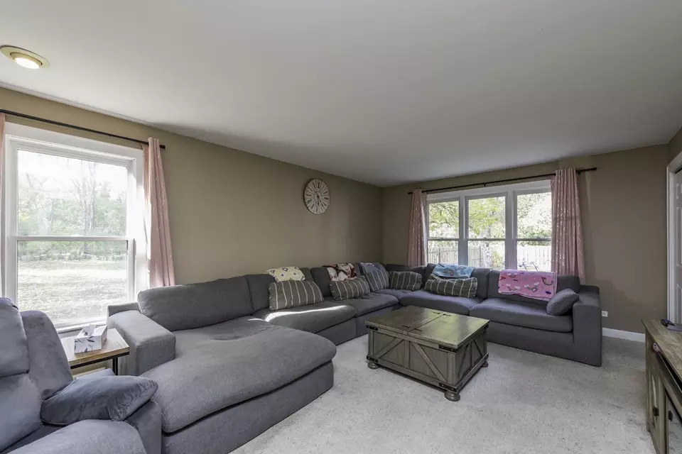 Living - 3482 Ellis Ave, Gurnee, IL 60031 photo 2 of 3