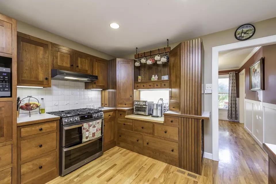 Kitchen - 3482 Ellis Ave, Gurnee, IL 60031 photo 3 of 4