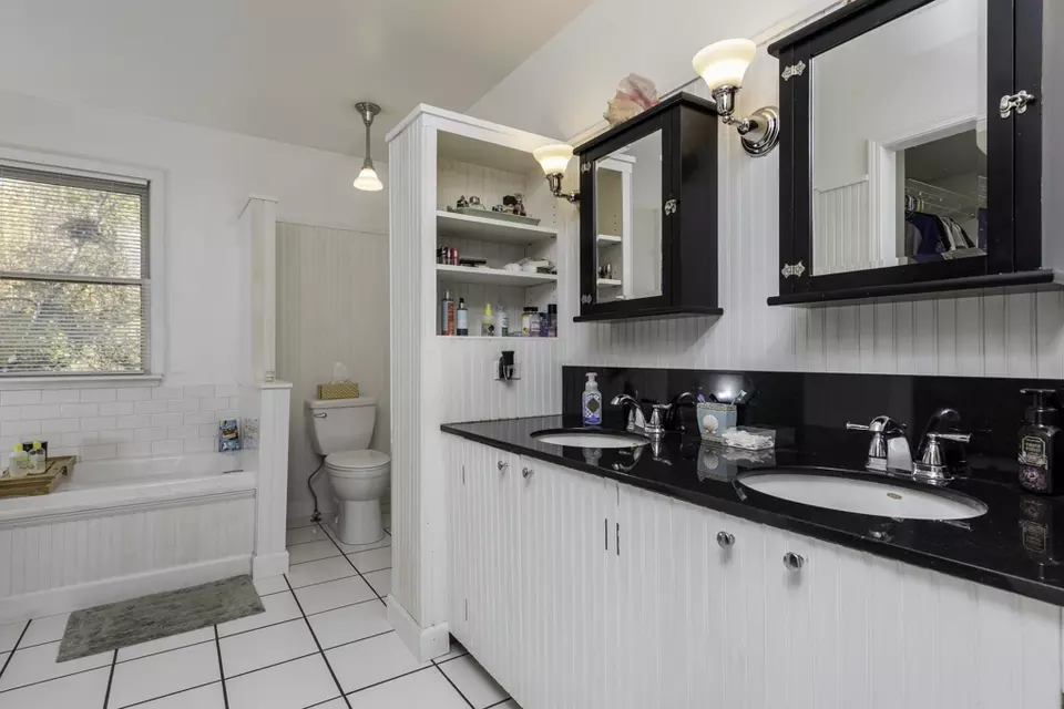 Bath - 3482 Ellis Ave, Gurnee, IL 60031 photo 2 of 4