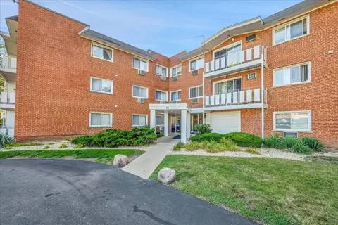 25 E Palatine Rd #303, Arlington Heights, IL 60004