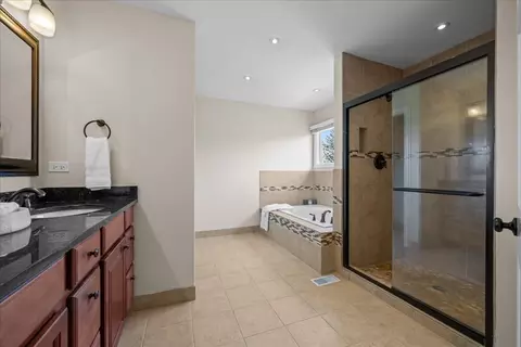 Bath - 2538 Needham Ct, Aurora, IL 60503 photo 2 of 4