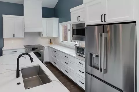 Kitchen - 1908 Crimson Ln, Bloomington, IL 61704 photo 7 of 12