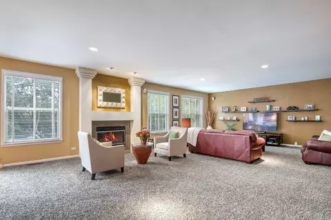 Living - 1491 Greystone Dr, Gurnee, IL 60031 photo 2 of 6