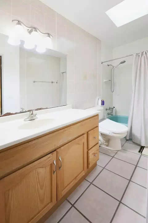 Bath - 400 Glendale Rd #400, Glenview, IL 60025 photo 1 of 2