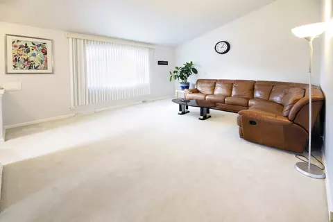 Living - 400 Glendale Rd #400, Glenview, IL 60025 photo 3 of 4
