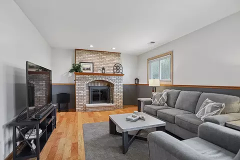 Living - 701 Wayne Dr, Crete, IL 60417 photo 3 of 4