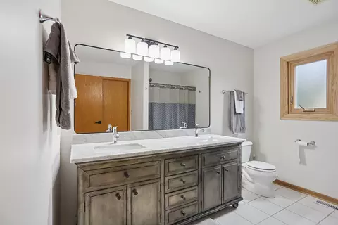 Bath - 701 Wayne Dr, Crete, IL 60417 photo 2 of 2