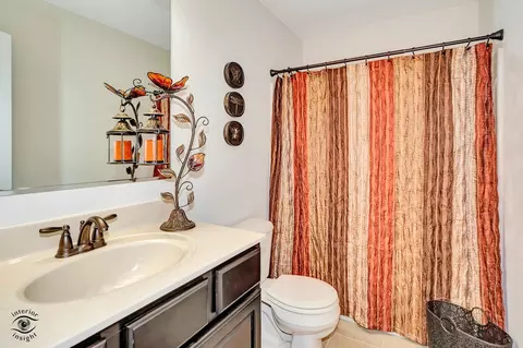 Bath - 268 Bennett Dr, Carol Stream, IL 60188 photo 4 of 5