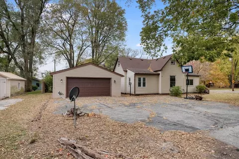 819 E Center St, Monticello, IL 61856