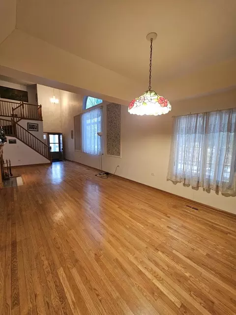 Living - 2013 Jeffrey Ln #2013, Elgin, IL 60123 photo 2 of 5