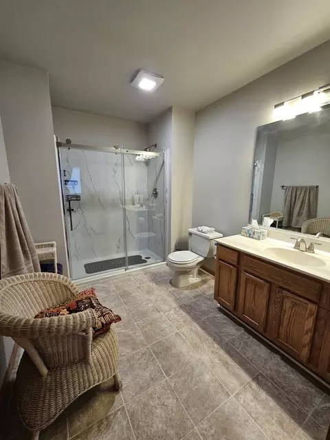 Bath - 2013 Jeffrey Ln #2013, Elgin, IL 60123 photo 4 of 4