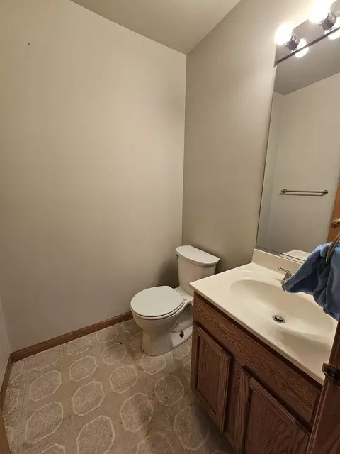 Bath - 2013 Jeffrey Ln #2013, Elgin, IL 60123 photo 1 of 4