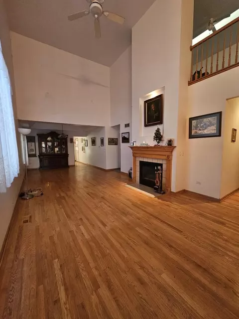 Living - 2013 Jeffrey Ln #2013, Elgin, IL 60123 photo 3 of 5