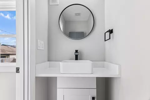 Bath - 5221 W Cornelia Ave, Chicago, IL 60641 photo 1 of 9