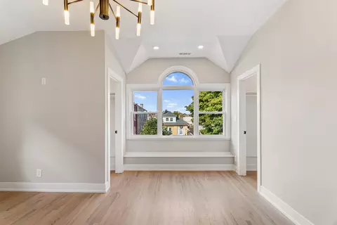 Entry Way - 5221 W Cornelia Ave, Chicago, IL 60641 photo 4 of 5
