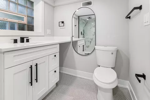 Bath - 5221 W Cornelia Ave, Chicago, IL 60641 photo 9 of 9