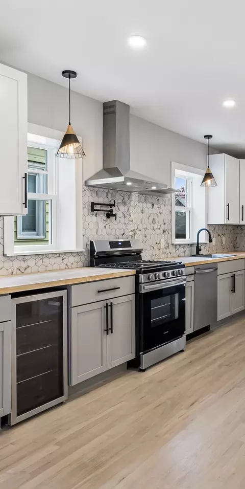 Kitchen - 5221 W Cornelia Ave, Chicago, IL 60641 photo 3 of 4