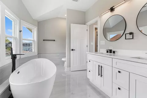 Bath - 5221 W Cornelia Ave, Chicago, IL 60641 photo 5 of 9
