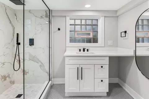Bath - 5221 W Cornelia Ave, Chicago, IL 60641 photo 8 of 9