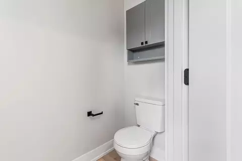 Bath - 5221 W Cornelia Ave, Chicago, IL 60641 photo 2 of 9