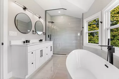 Bath - 5221 W Cornelia Ave, Chicago, IL 60641 photo 3 of 9