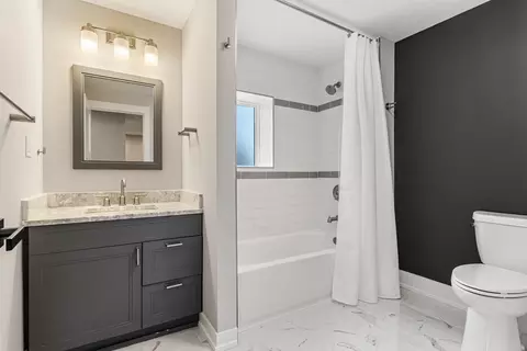 Bath - 5221 W Cornelia Ave, Chicago, IL 60641 photo 6 of 9