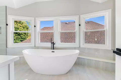 Bath - 5221 W Cornelia Ave, Chicago, IL 60641 photo 4 of 9