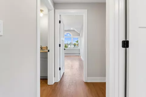 Entry Way - 5221 W Cornelia Ave, Chicago, IL 60641 photo 3 of 5