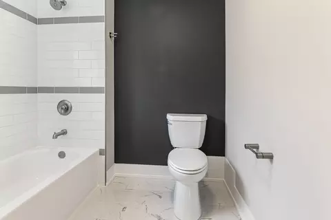 Bath - 5221 W Cornelia Ave, Chicago, IL 60641 photo 7 of 9
