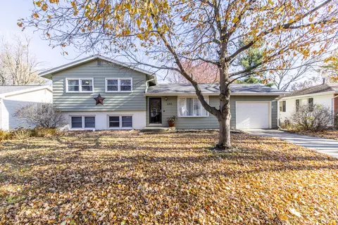 1211 Sandburg Dr, Bloomington, IL 61704