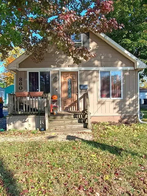 860 Parkway Ave, Elgin, IL 60120