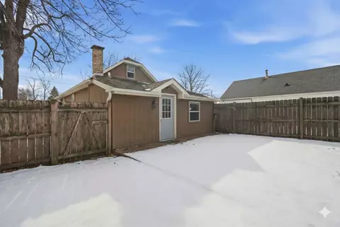 Exterior - 860 Parkway Ave, Elgin, IL 60120 photo 2 of 3