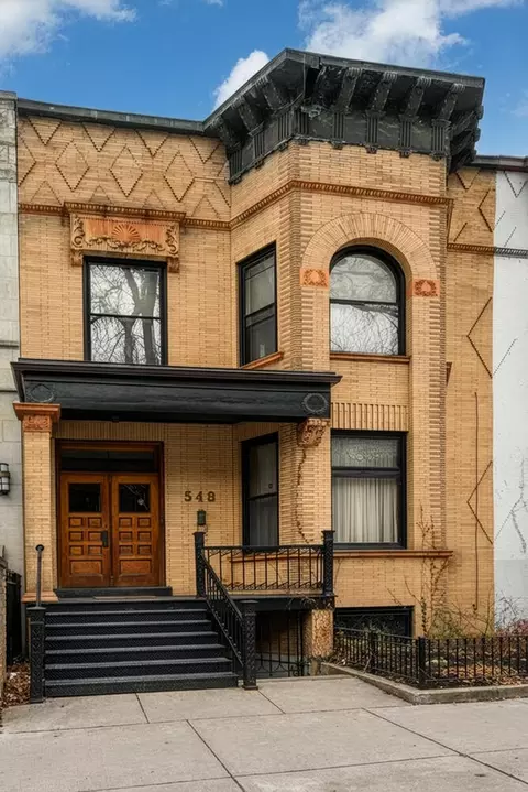 548 W Oakdale Ave, Chicago, IL 60657