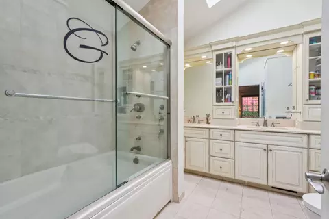 Bath - 6515 Chickaloon Dr, Mchenry, IL 60050 photo 2 of 4