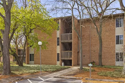 6008 Lake Dr E #1A, Lisle, IL 60532